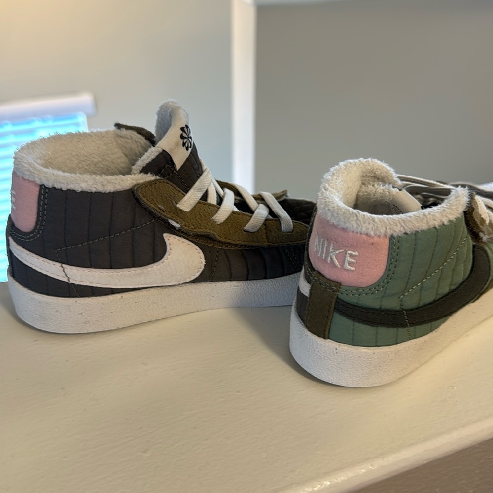 Nike Blazer Mid 77 BT Kids Sneaker Oil Green/Steel Green Sail Size 10C